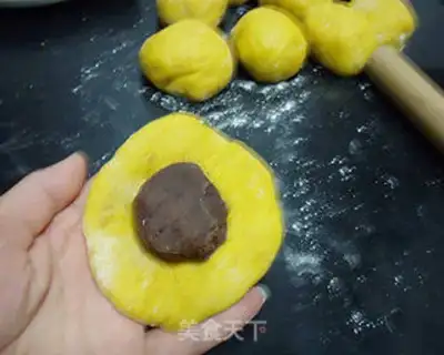 Make wolfberry red bean paste bread step 9