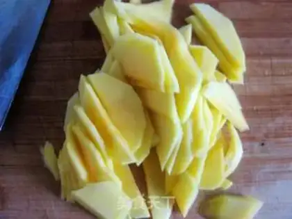 Make stir-fried beef with mango step 1