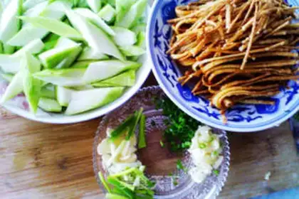 Make stir-fried dumplings with loofah step 0