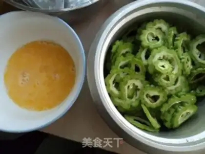 Make Scrambled eggs with bitter gourd step 0