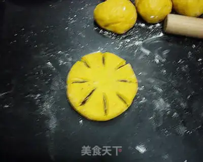Make wolfberry red bean paste bread step 11