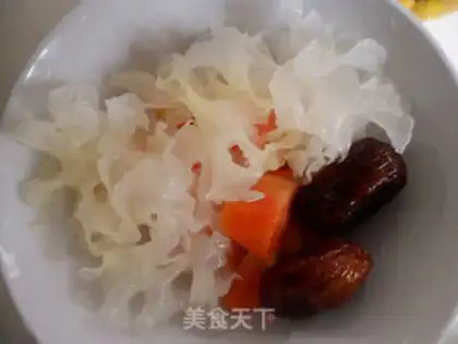 Make Papaya, tremella and candied date soup step 2