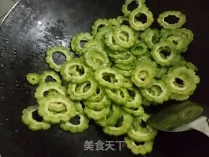Make Scrambled eggs with bitter gourd step 1