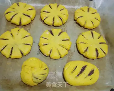 Make wolfberry red bean paste bread step 12