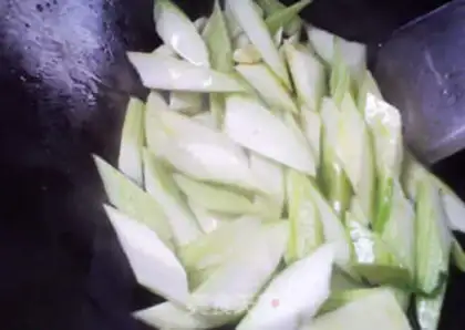 Make stir-fried dumplings with loofah step 2