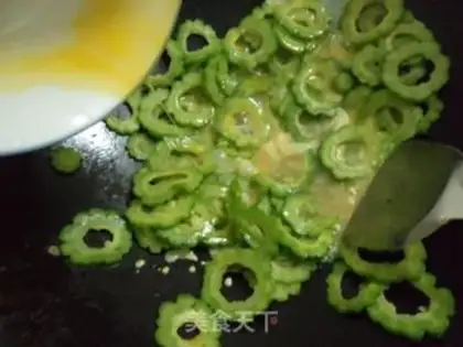Make Scrambled eggs with bitter gourd step 2