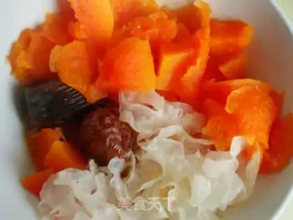 Make Papaya, tremella and candied date soup step 3