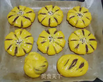 Make wolfberry red bean paste bread step 13