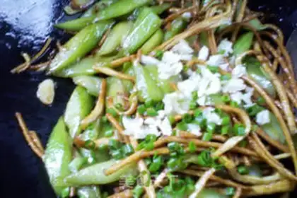 Make stir-fried dumplings with loofah step 4