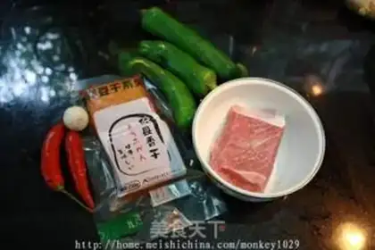 Make Sauteed pork slices with fragrant dried meat step 0