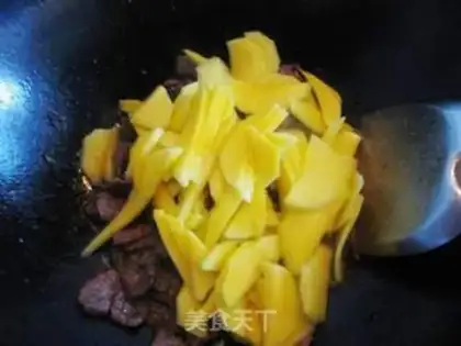 Make stir-fried beef with mango step 7