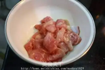 Make Sauteed pork slices with fragrant dried meat step 1