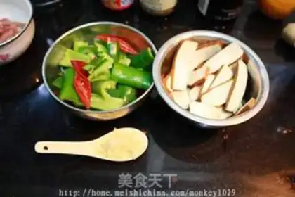 Make Sauteed pork slices with fragrant dried meat step 2