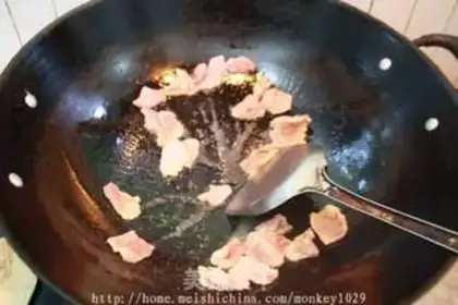 Make Sauteed pork slices with fragrant dried meat step 3