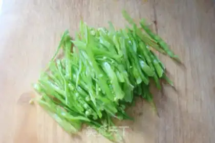 Make Rice with shredded pork and peas step 4