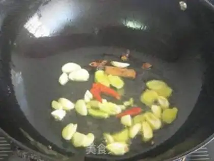 Make Family version of Xinjiang saute chicken step 5
