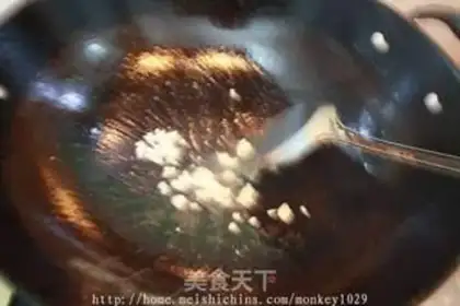 Make Sauteed pork slices with fragrant dried meat step 4
