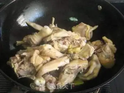 Make Family version of Xinjiang saute chicken step 6