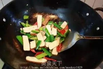 Make Sauteed pork slices with fragrant dried meat step 5