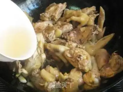 Make Family version of Xinjiang saute chicken step 7