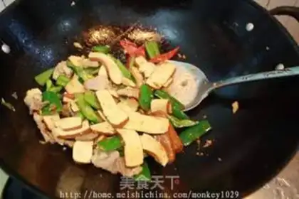 Make Sauteed pork slices with fragrant dried meat step 6