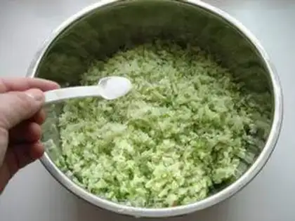 Make Radish shrimp skin and egg dumplings step 2