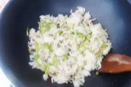 Make Rice with shredded pork and peas step 7