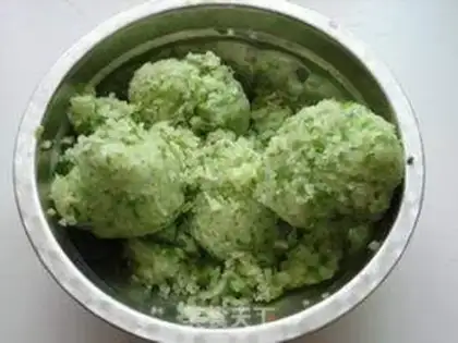 Make Radish shrimp skin and egg dumplings step 4