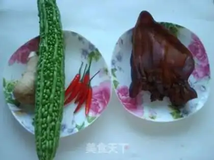 Make stir-fried pork ears with bitter gourd step 0