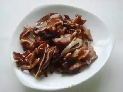 Make stir-fried pork ears with bitter gourd step 2