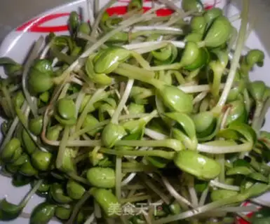 Make Roasted black bean sprouts with pork without flowers step 1