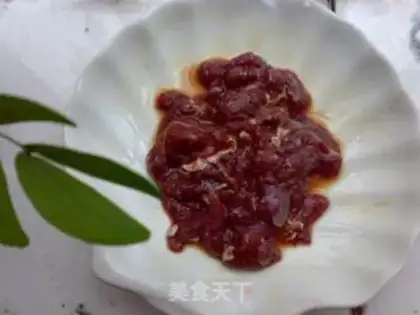 Make stir-fried beef with colorful pepper and lily step 0