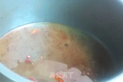 Make Spicy stewed chicken feet step 2
