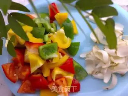 Make stir-fried beef with colorful pepper and lily step 1