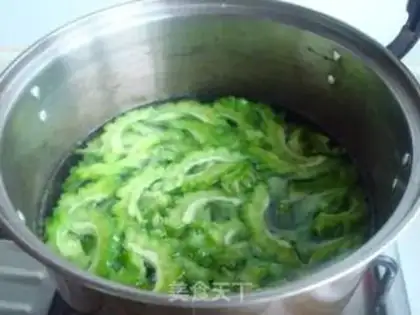 Make stir-fried pork ears with bitter gourd step 4