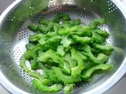 Make stir-fried pork ears with bitter gourd step 5
