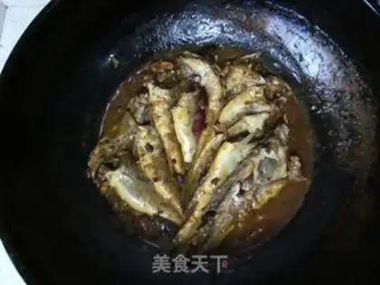 Make Maotai-flavored yellow croaker step 5