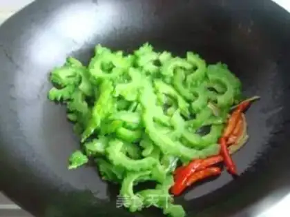 Make stir-fried pork ears with bitter gourd step 6