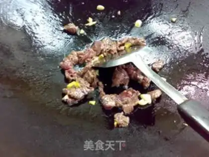 Make stir-fried beef with colorful pepper and lily step 4