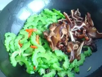 Make stir-fried pork ears with bitter gourd step 7
