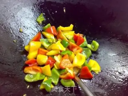 Make stir-fried beef with colorful pepper and lily step 5