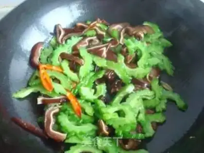 Make stir-fried pork ears with bitter gourd step 8