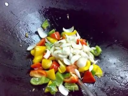 Make stir-fried beef with colorful pepper and lily step 6