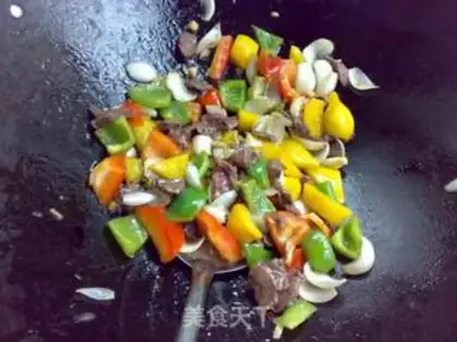 Make stir-fried beef with colorful pepper and lily step 7