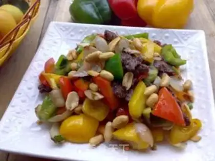 Make stir-fried beef with colorful pepper and lily step 8