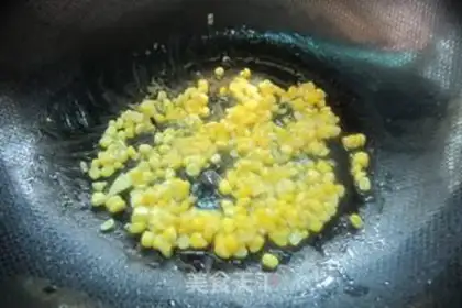 Make stir-fried bacon with sweet corn step 2