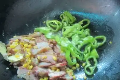 Make stir-fried bacon with sweet corn step 4