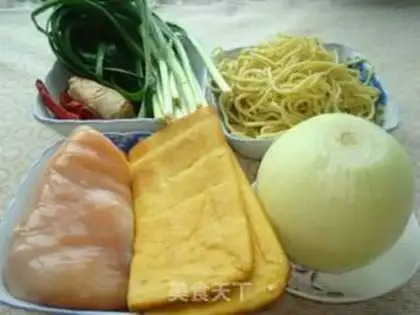 Make stir-fried chicken with yellow noodles step 0