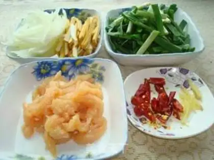 Make stir-fried chicken with yellow noodles step 1