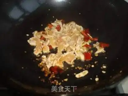 Make stir-fried chicken with yellow noodles step 2